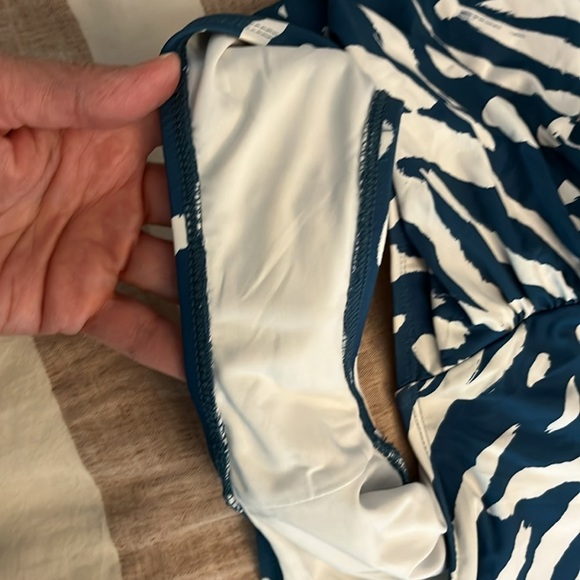 Anne Cole
JUNGLE
FEVER Printed
V-Wire
Ruched One-Piece
Swimsuit
Size 10 - Picture 12 of 15